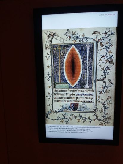 La herida mandorla de Cristo en un manuscrito medieva, según puede verse en una pantalla de la exposición 