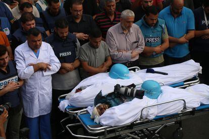 Amigos y familiares lloran los cuerpos de los periodistas palestinos Muhammad Sobh y Saeed Al-Taweel, quienes murieron durante su trabajo por ataques aéreos israelíes, el 10 de octubre de 2023, en la ciudad de Gaza.